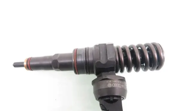 Volkswagen Golf IV Fuel injector 0414720208 038130073AM