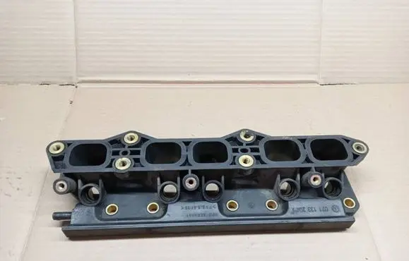 Volkswagen Bora Intake manifold 071133204A