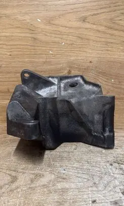 Volvo S80 Engine mounting bracket 30681951