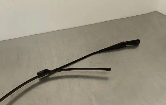 Opel Zafira C Front wiper blade arm 20812596