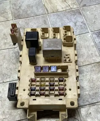 Toyota Yaris Fuse module 2715