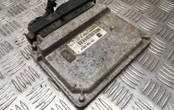 Seat Ibiza III (6L) Engine control unit/module 03E906033P 5WP4019605 239201