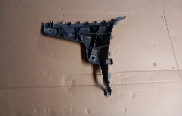Rear bumper mounting bracket