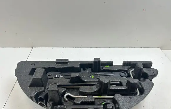 Toyota Prius+ (ZVW40) Tool set 6477747070