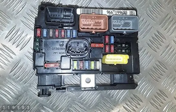 Citroen DS3 Fuse module 9667199680