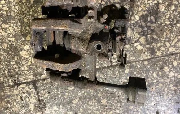 Opel Astra J Rear brake caliper