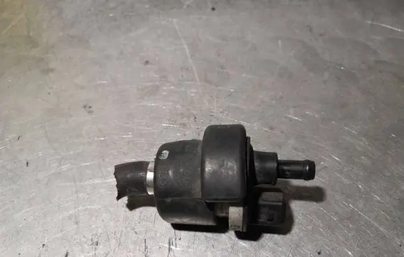 Audi A6 S6 C5 4B Breather valve 058133517A 058133459