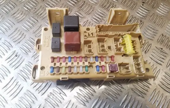 Toyota Avensis Verso Fuse module 8922144030