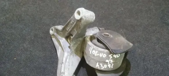 Engine mounting bracket
