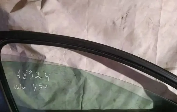 Volvo V50 Front door window glass four-door