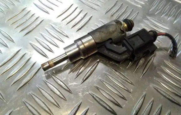 Volkswagen Golf V Fuel injector 0261500016 03C906036A