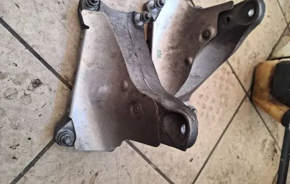 BMW M3 e92 Engine mounting bracket 2283204 73681310 AC46000DF