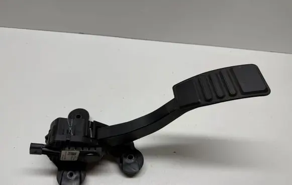 Ford Mustang VI Accelerator throttle pedal CR339F836BB K1513U0672