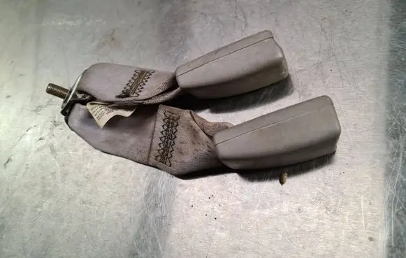 Mazda 626 Rear seatbelt buckle E40426035