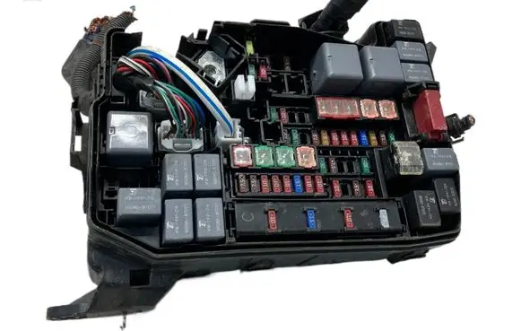 Toyota Auris E180 Fuse box set OYT25543