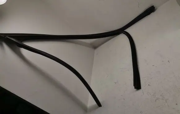BMW X5M F85 Rubber seal front door window/glass 