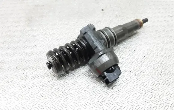 Volkswagen Golf V Fuel injector 0414720215 038130073AG