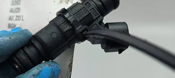 Audi A8 S8 D3 4E Fuel injector 