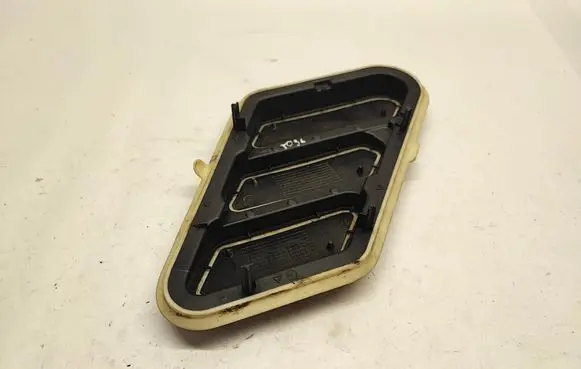Citroen Berlingo Quarter panel pressure vent 9818354180