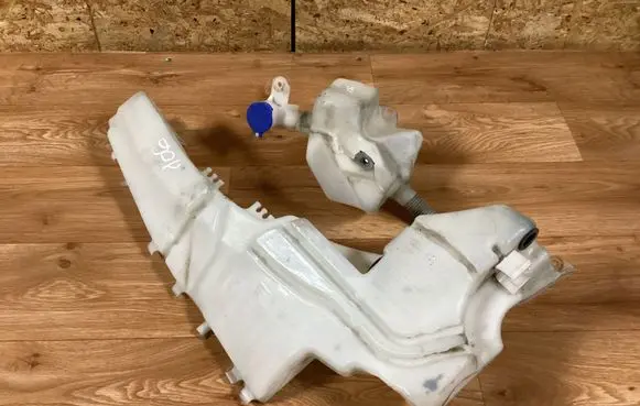 Windshield washer fluid reservoir/tank