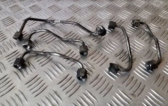 KIA Sorento Fuel injector supply line/pipe 