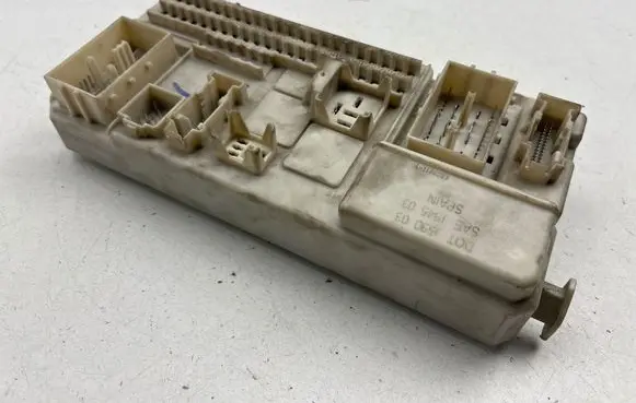 Volvo S40 Fuse module 8690720 519096127 00219011