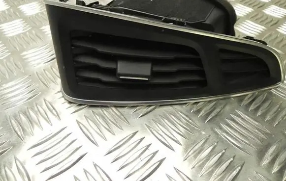 Rear air vent grill