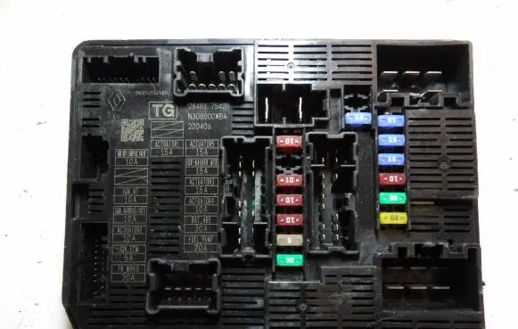 Renault Trafic III (X82) Fuse module 284B77542R 220406 N30800CWBA