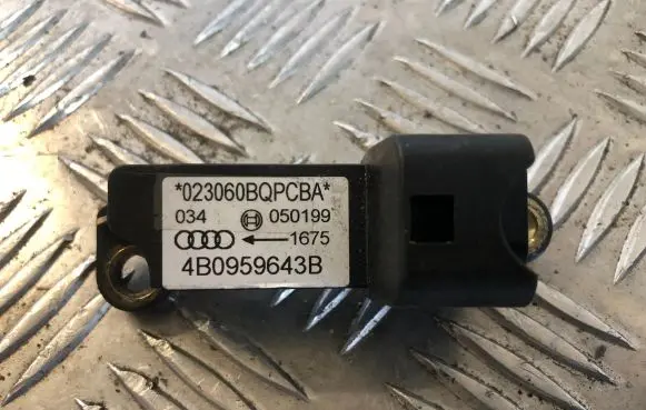Audi A6 S6 C5 4B Airbag deployment crash/impact sensor 4B0959643B 050199 023060BQ9CBA