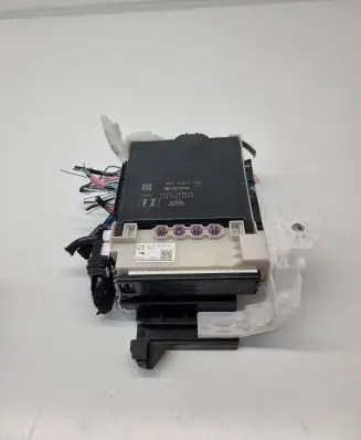 Lexus ES VII XZ10 Fuse module 8273033Q30B