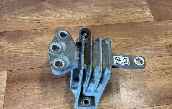 Opel Insignia A Engine mount bracket 13227717