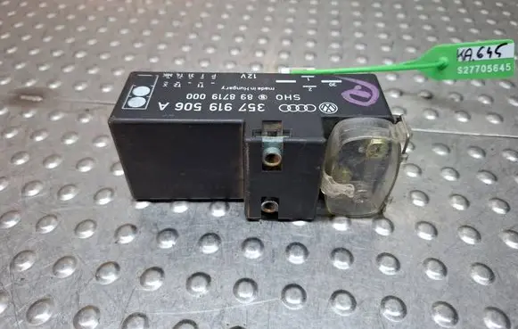 Volkswagen PASSAT B4 Coolant fan relay S27705645 357919506A