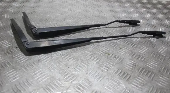 Ford Mustang VI Front wiper blade arm