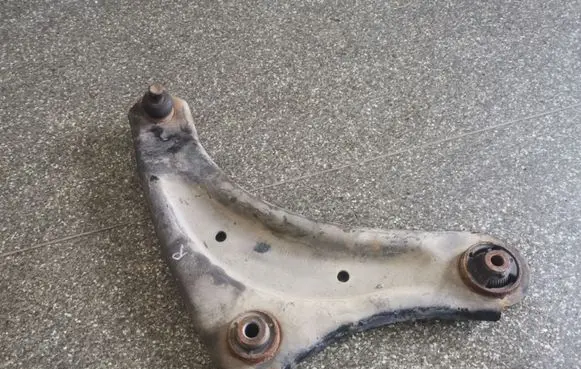Nissan Leaf I (ZE0) Front lower control arm/wishbone