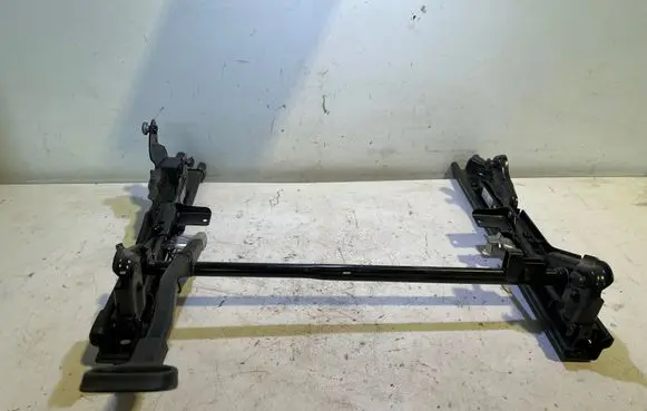 Volkswagen Tiguan Front driver seat rail J32619988BE C135 300425008315312