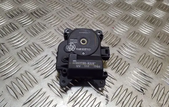 Toyota RAV 4 (XA20) Air flap motor/actuator AE0637008320