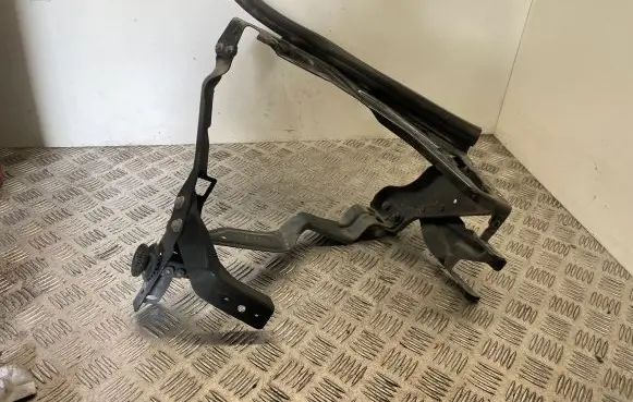 Headlight/headlamp mounting bracket
