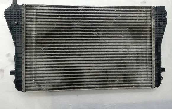 Volkswagen Touran I Intercooler radiator 1K0145803A