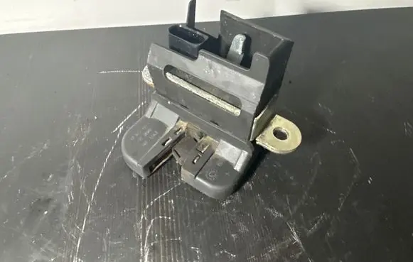 Volkswagen Touran I Tailgate/trunk/boot lock/catch/latch 3C9827645A