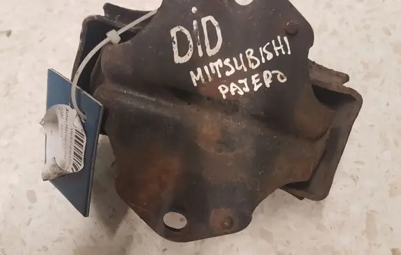 Mitsubishi Pajero Engine mount bracket