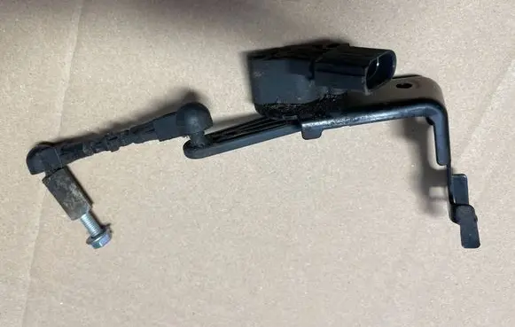 Audi Q7 4M Front air suspension height level sensor 4M0941285C