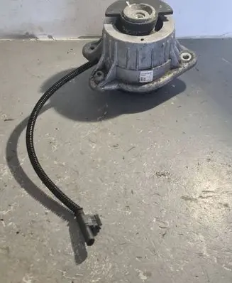 Mercedes-Benz S W222 Engine mount bracket A2222407517
