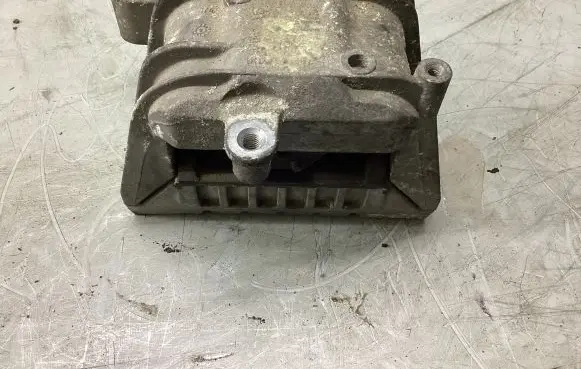 Volkswagen PASSAT B6 Engine mount bracket 3618372