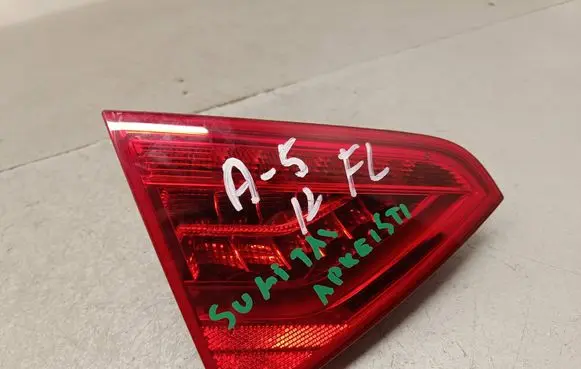 Tailgate rear/tail lights