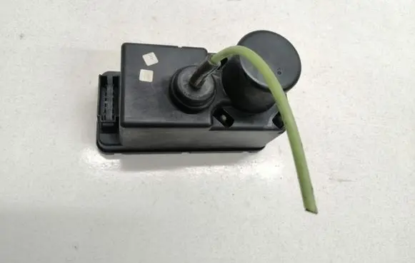 Volkswagen PASSAT B3 Central locking vacuum pump 357862257