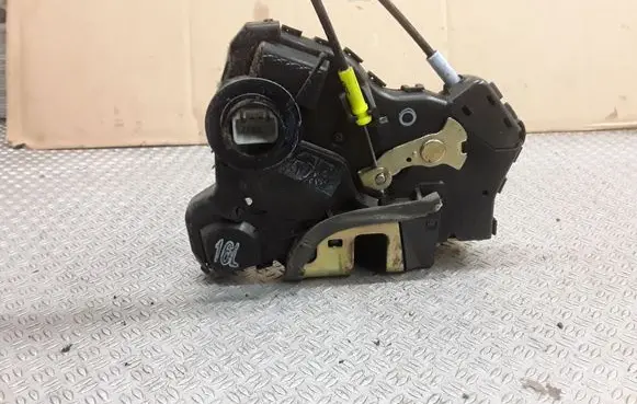 Toyota Corolla E120 E130 Front door lock 