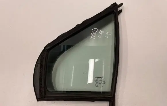 Toyota Yaris Front door vent window glass four-door 43r00097