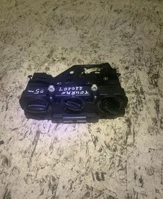 Volkswagen Touran I Climate control unit