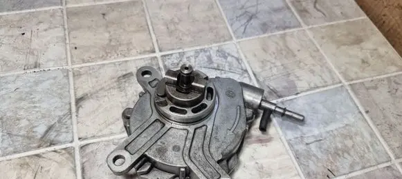 Toyota Corolla Verso AR10 Vacuum pump 28030666
