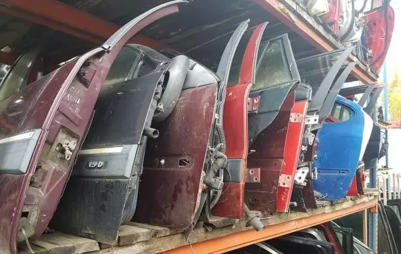 Peugeot 605 Rear door melynos